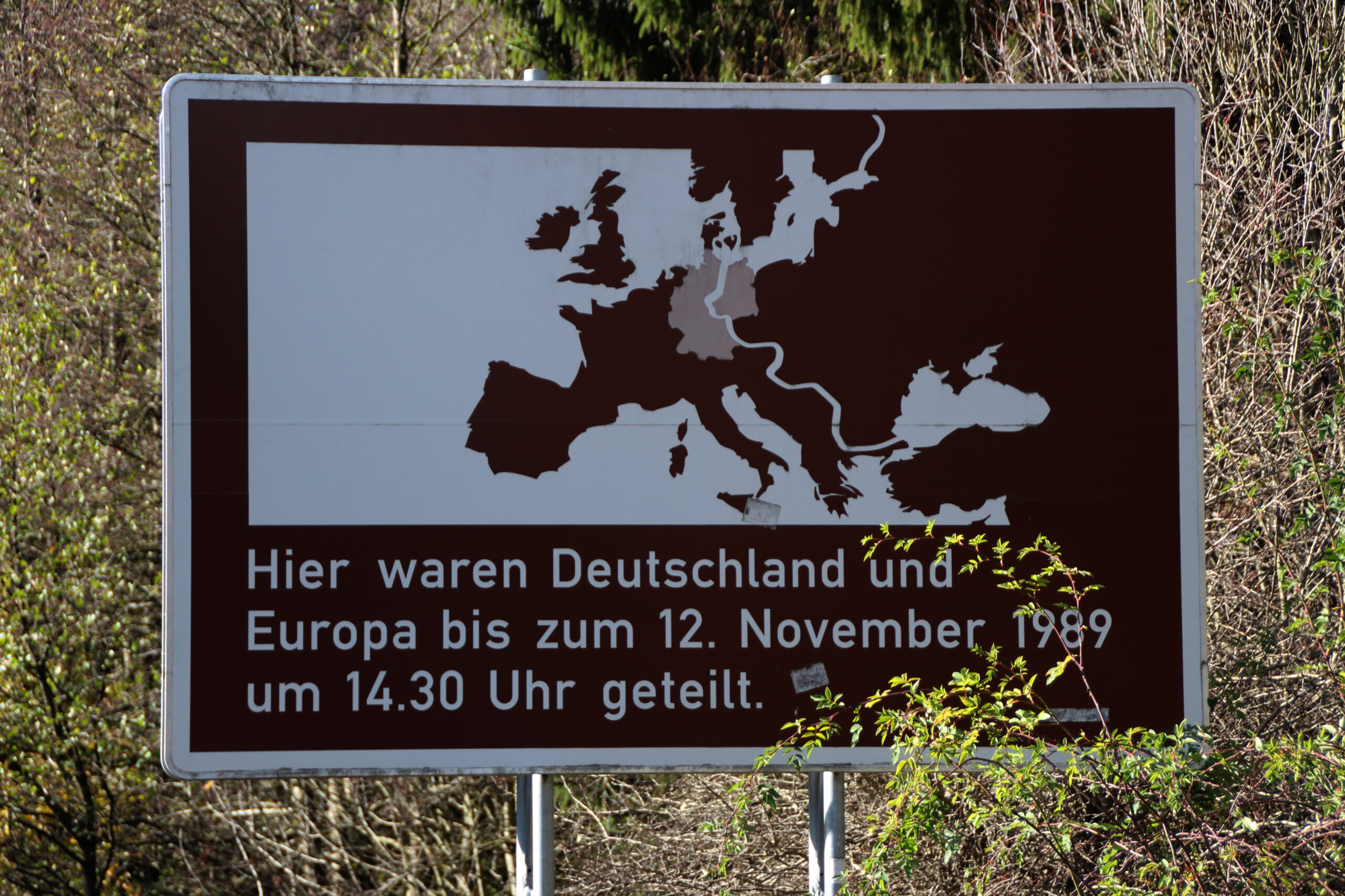 Signboard with a map of Europe and a white dividing line; German text notes the division of Germany and Europe up to 1989 (Nov 12).